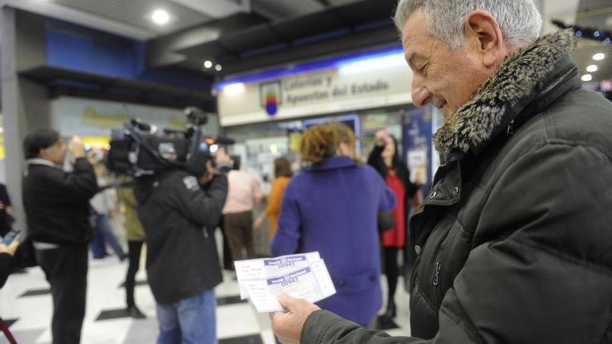 Un hombre comprueba su boleto.