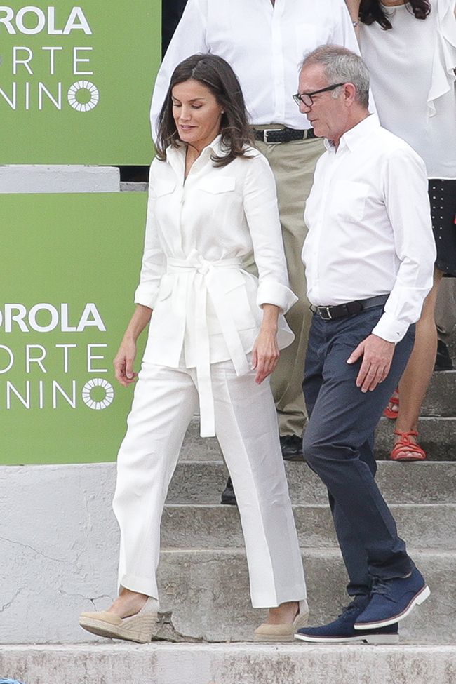 Letizia Ortiz, con chaqueta y pantalón en blanco y alpargatas de cuña de Mint &amp; Rose