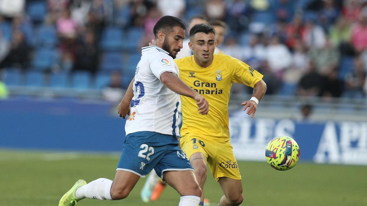 Moleiro pugna por un balón dividido con Mellot