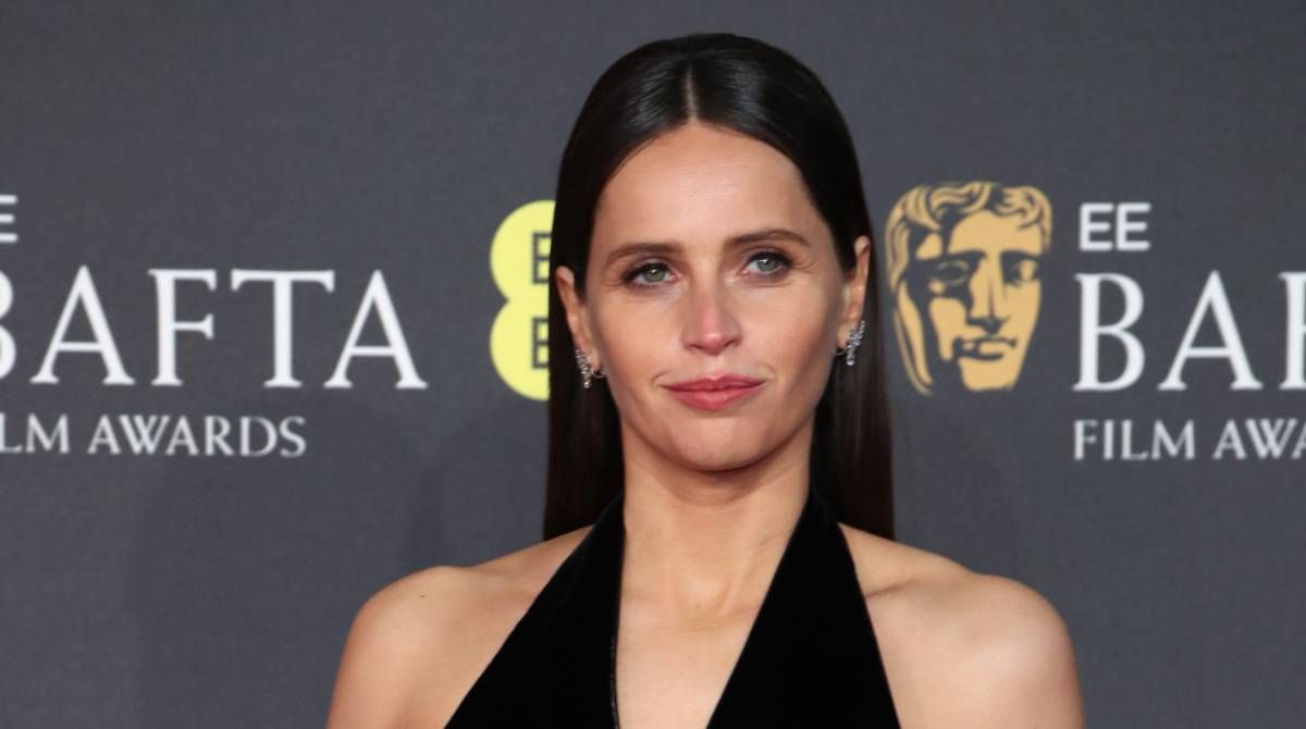 Felicity Jones en la alfombra roja de los Premios BAFTA
