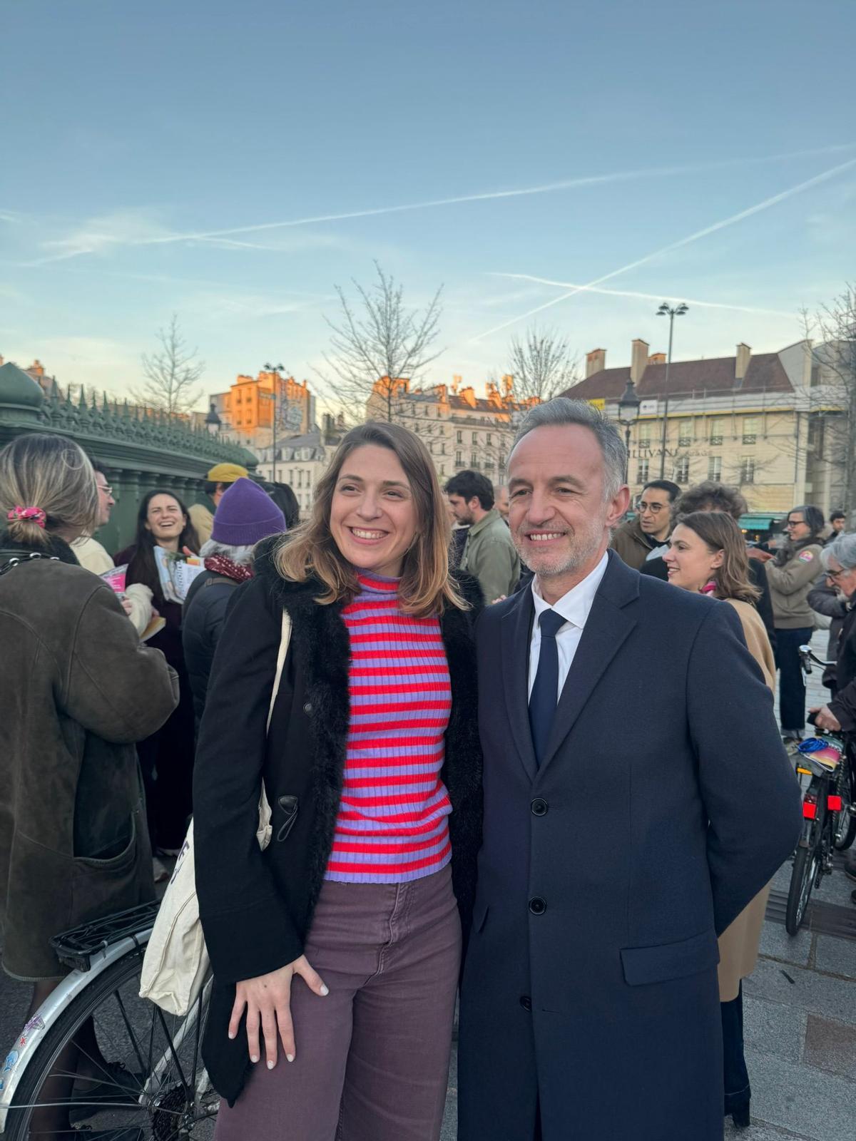 La diputada de Compromís, Paula Espinosa, con el candidato de izquierdas de París Emmanuel Grégoire