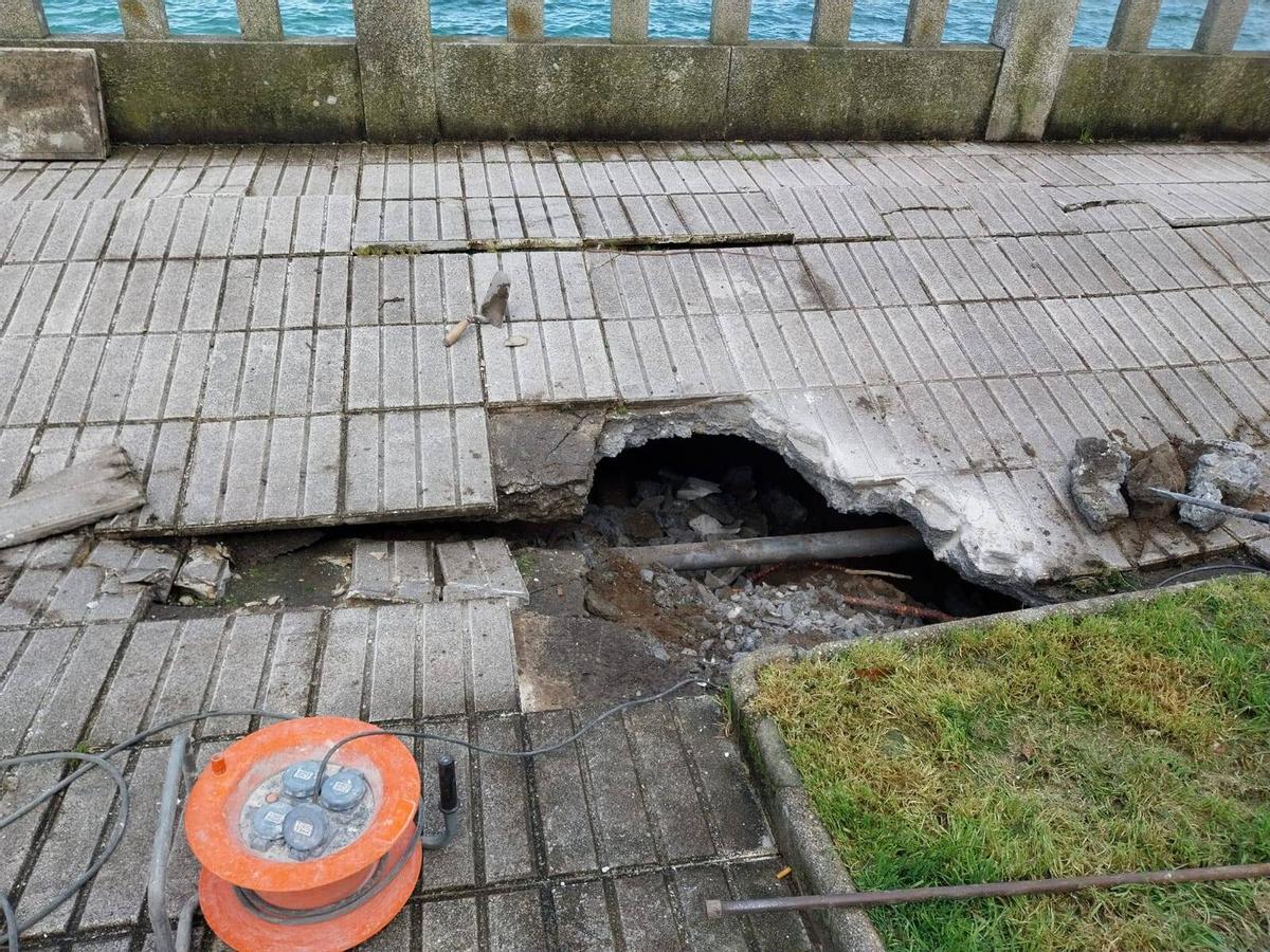 La abertura realizada ayer en el paseo de Pescadoira y la tubería cuya rotura provocó el vaciado del subsuelo.