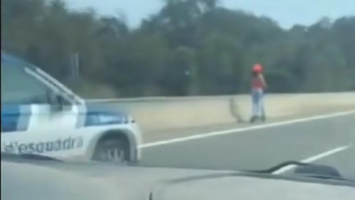 La conductora d’un patinet elèctric es desorienta i circula pel carril esquerre de la C-31 a Vall-llobrega