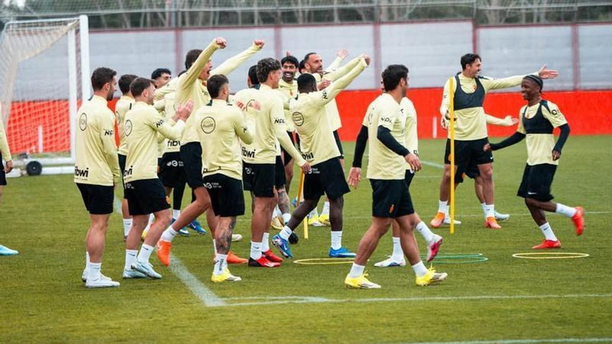Los jugadores del Mallorca, sonrientes tras un ejercicio de calentamiento en Son Bibiloni.