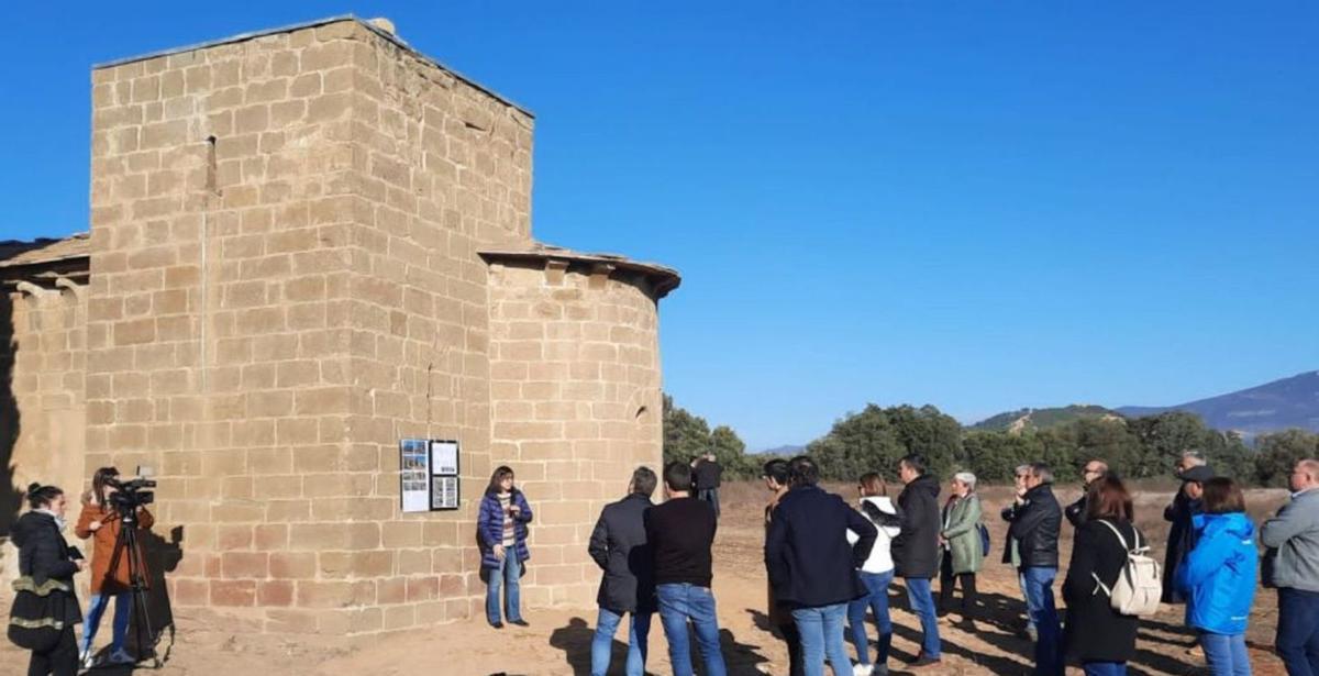 Los representantes de las instituciones y los medios visitaron Ayerbe para ver la remodelación de la ermita. | SERVICIO ESPECIAL