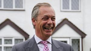 Nigel Farage, líder del UKIP, sonríe en el exterior de su casa, en Downe, antes de ir a votar.