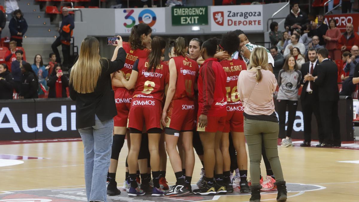 Las jugadoras del Casademont celebran la victoria lograda el domingo ante el Valencia.