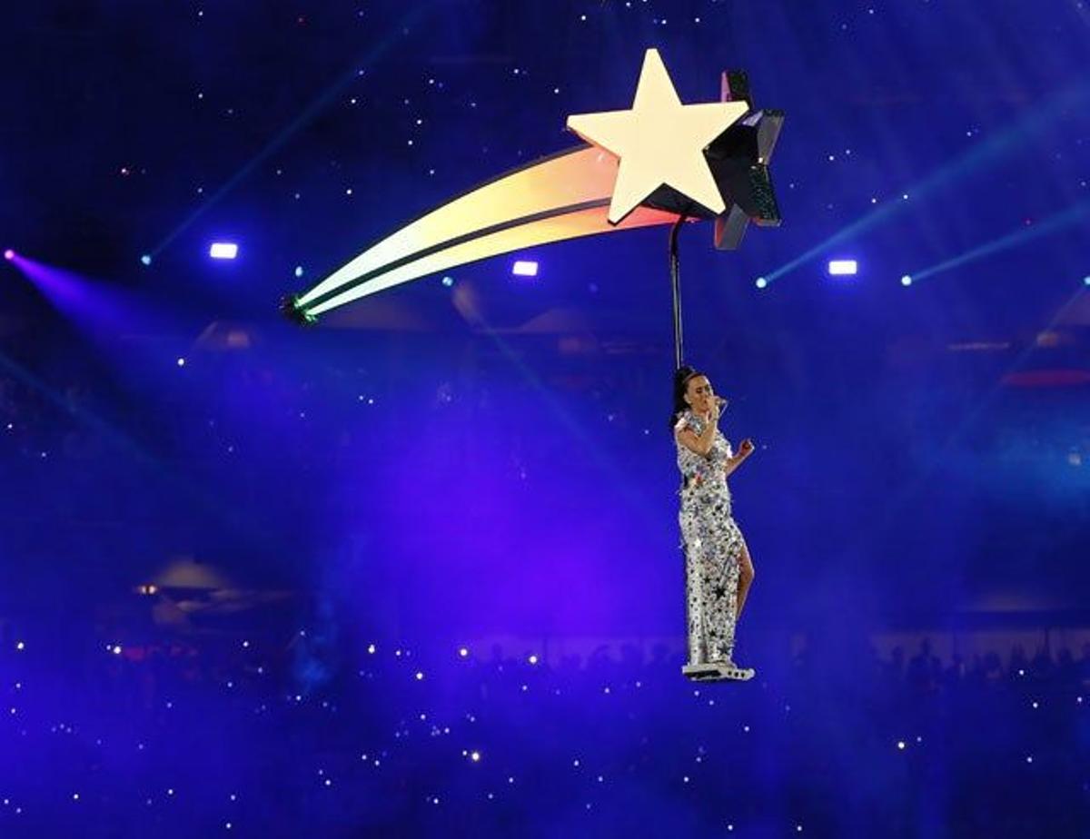 Katy Perry transportada por una estrella fugaz gigante en la Super Bowl 2015