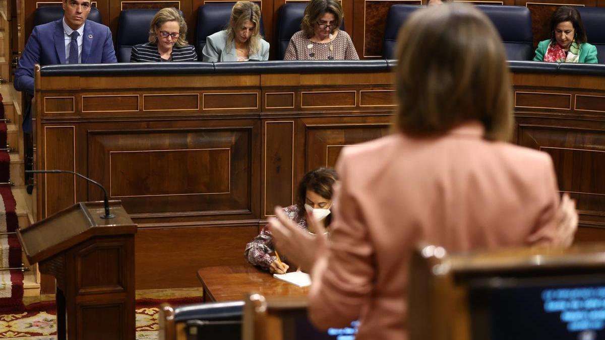 El presidente del Gobierno, Pedro Sánchez; la vicepresidenta primera y ministra de Asuntos Económicos y Transformación Digital, Nadia Calviño; la vicepresidenta segunda y ministra de Trabajo y Economía Social, Yolanda Díaz; la vicepresidenta tercera y ministra de la Transición Ecológica y Reto Democrático, Teresa Ribera y la ministra de Defensa, Margarita Robles (1d).