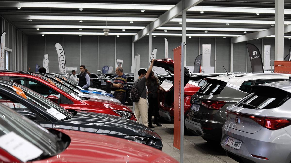 Visitantes en la pasada edición de la Feria del Automóvil de Zamora.
