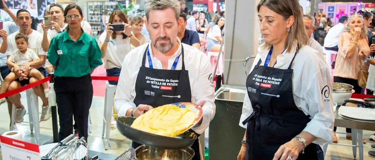 Ramón Rodríguez prepara la tortilla de O Cabo en Alicante Gastronómica.