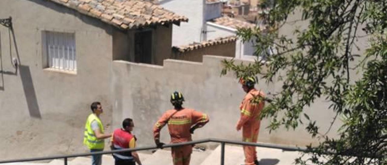 Los bomberos rescatan a una mujer herida al caer de un muro en la calle Santas de Xàtiva