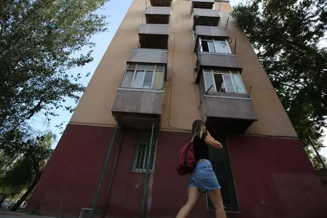 Illa y Collboni acuerdan invertir 415 millones para acelerar la rehabilitación de pisos en el Besòs i el Maresme