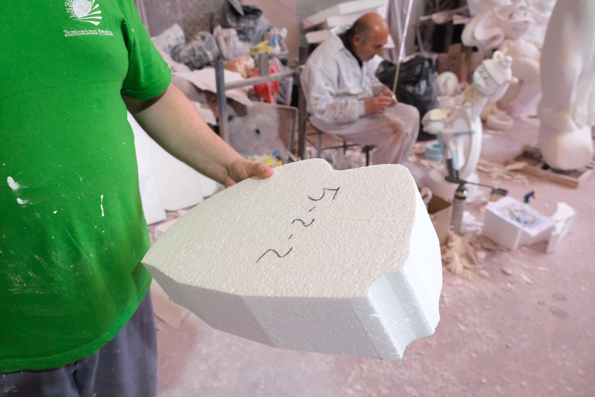 El artista Fran Sierra trabajando con materiales de hogueras en su taller