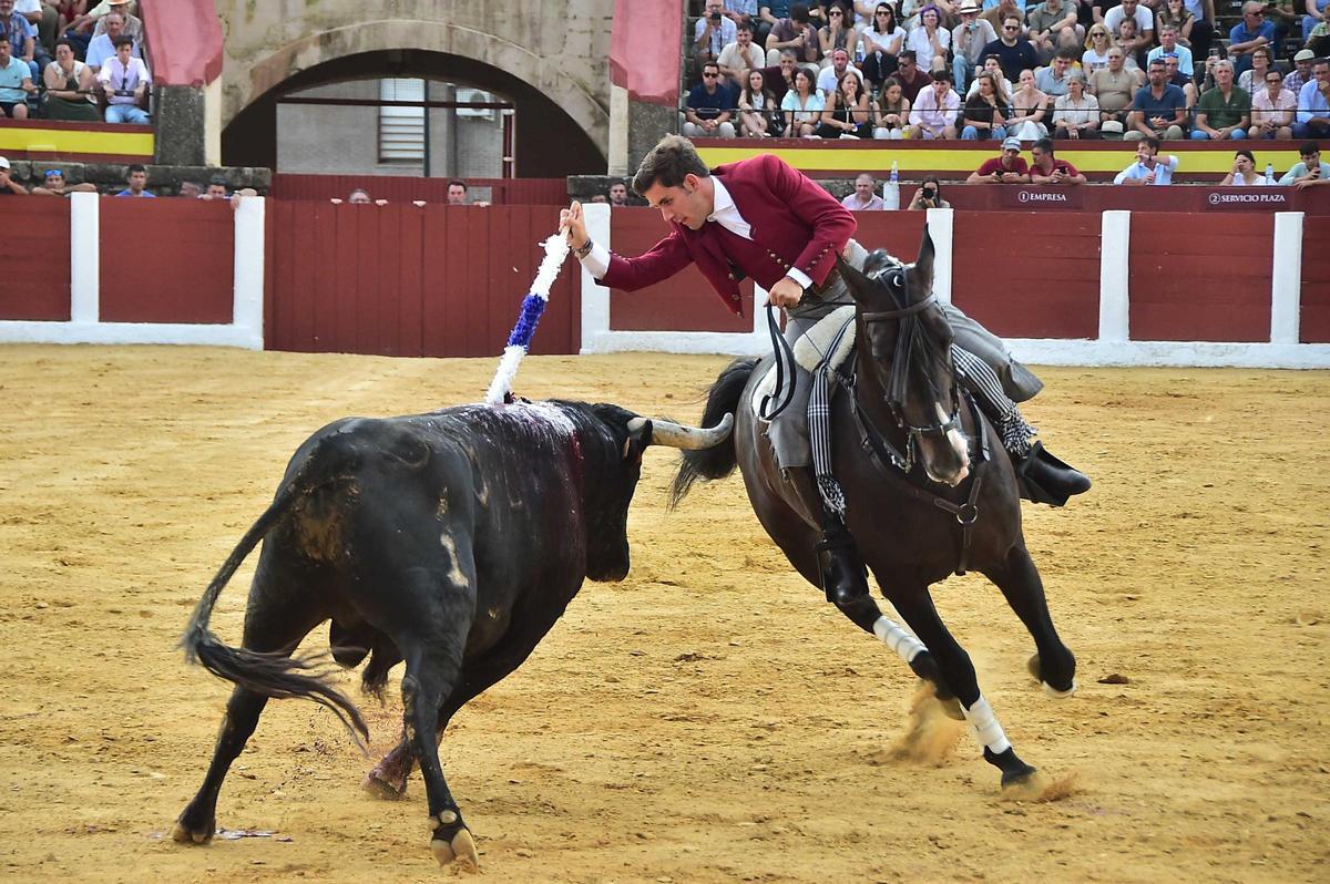 Fotogalería | Las imágenes de la corrida de rejones de la feria de Plasencia Fotogalería | Las imágenes de la corrida de rejones de la feria de Plasencia