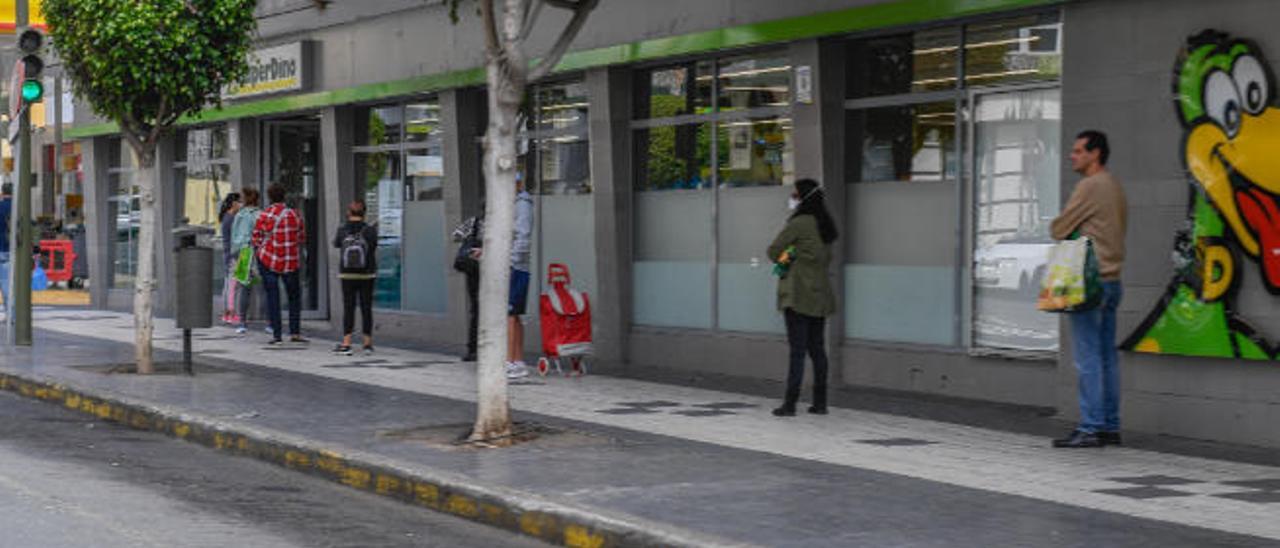 Cola ante un establecimiento de Hiperdino, en la capital gran canaria, en la que se guardan los criterios de distancia social.