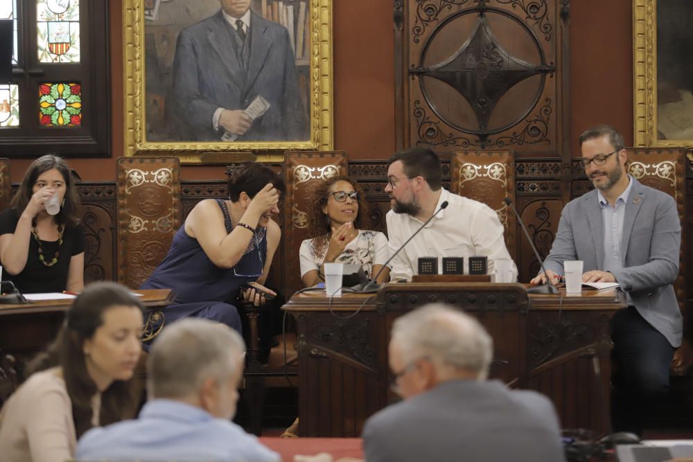 Último pleno en Cort con protestas de trabajadores de Parques y Jardines