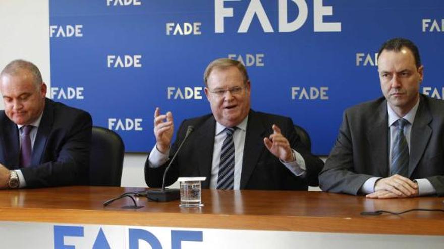 flanqueado por los «número dos». Severino García Vigón, en el centro, entre Pedro Rodríguez (izquierda), director general de la Cámara de Oviedo, y Alberto González, secretario general de la FADE, ayer, durante su comparecencia ante los periodistas.