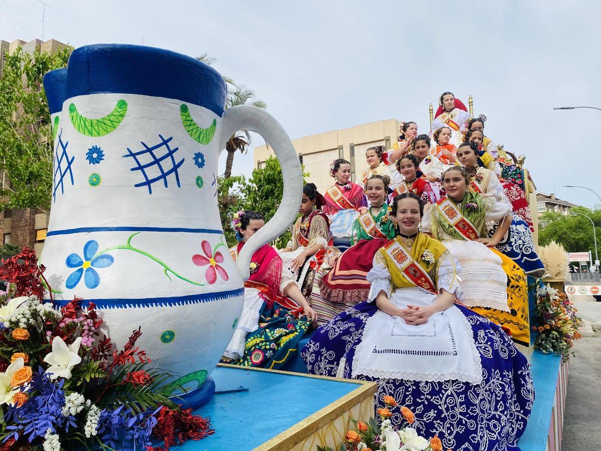 Carroza coronada por la Reina Infantil de la Huerta 2025, Alejandra Belmonte.
