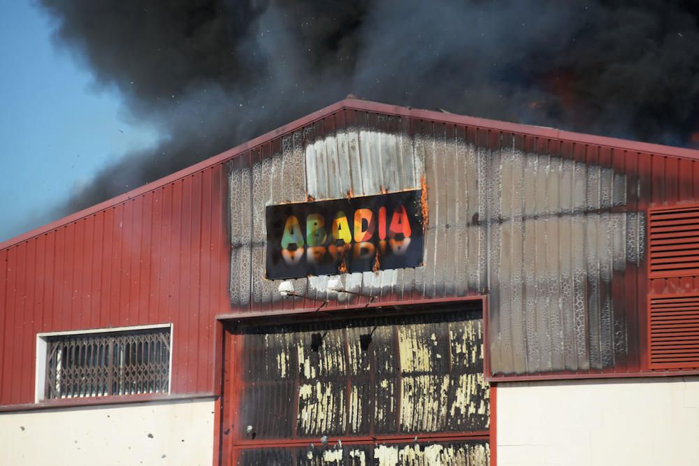 Incendio de varias naves industriales en el polígono de Marratxí