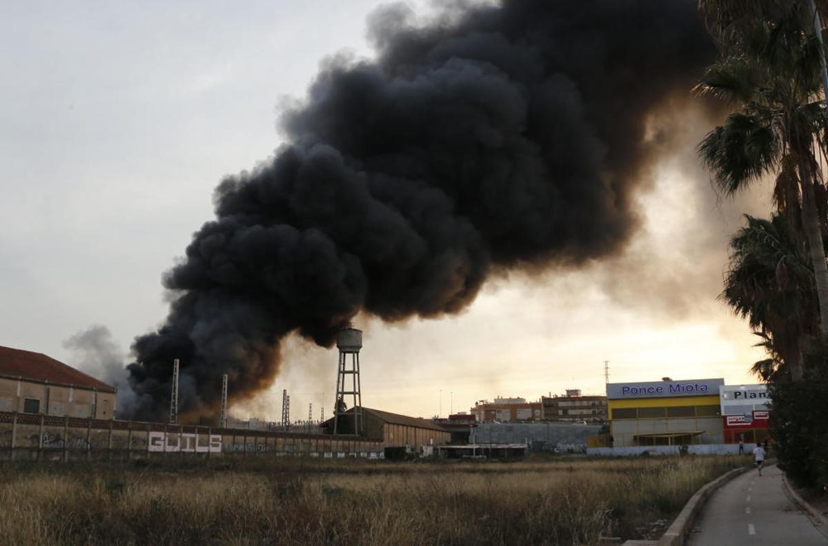 Incendio en un antiguo taller de FGV de Torrent