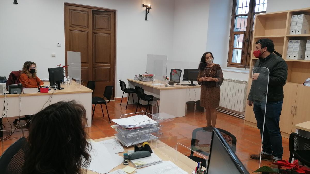 Autoridades y trabajadores en la sede administrativa de Condes de Requena