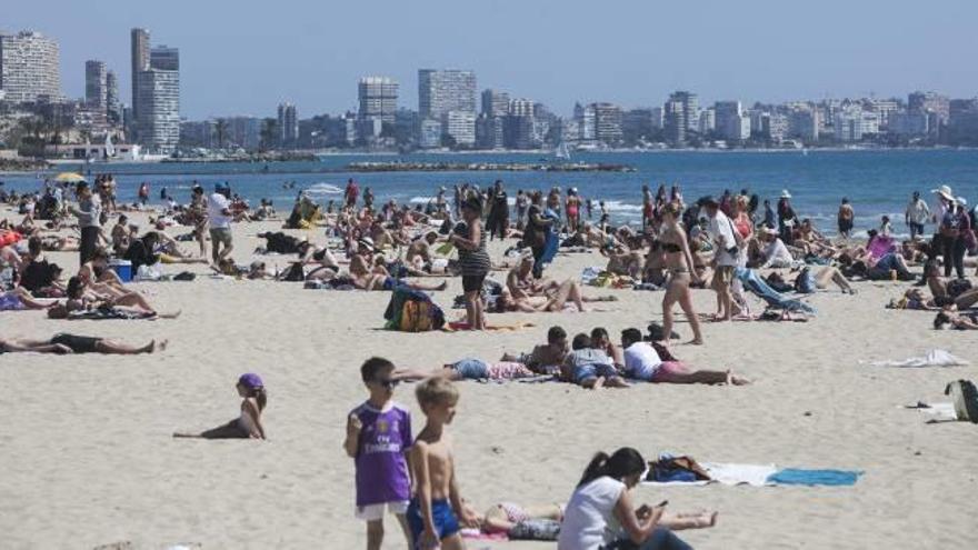 Imagen del animado ambiente que presentaba ayer sábado la playa del Postiguet, en Alicante.