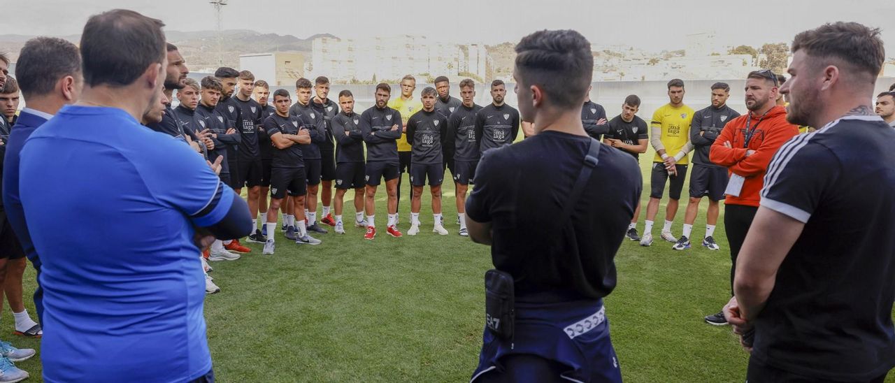 Afición y jugadores, reunidos en La Rosaleda