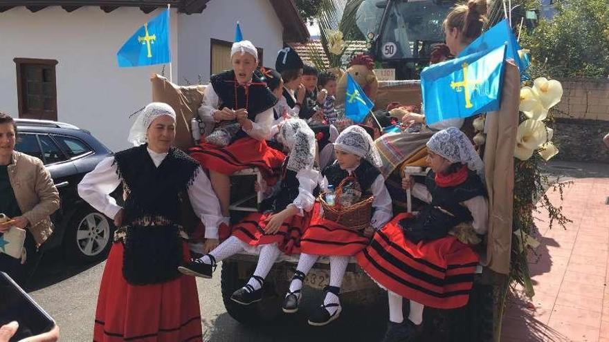 Un concurrido desfile de carrozas cierra las fiestas de San Isidro