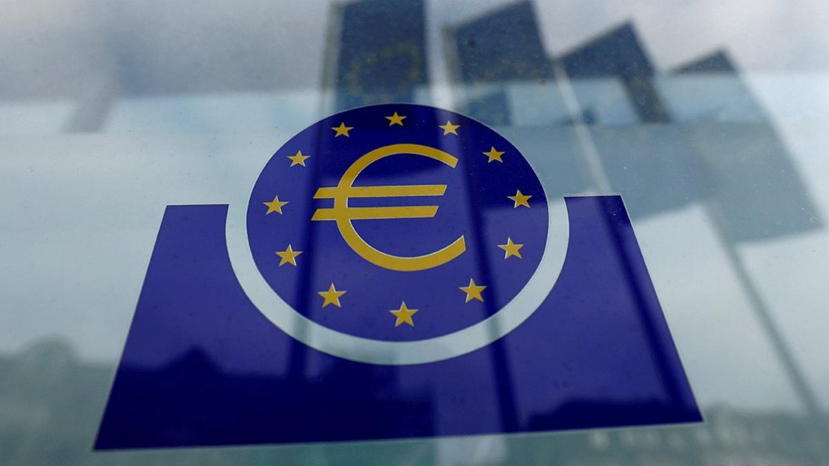 El logo del Banco Central Europeo (BCE), reflejado en una ventana en Fráncfort