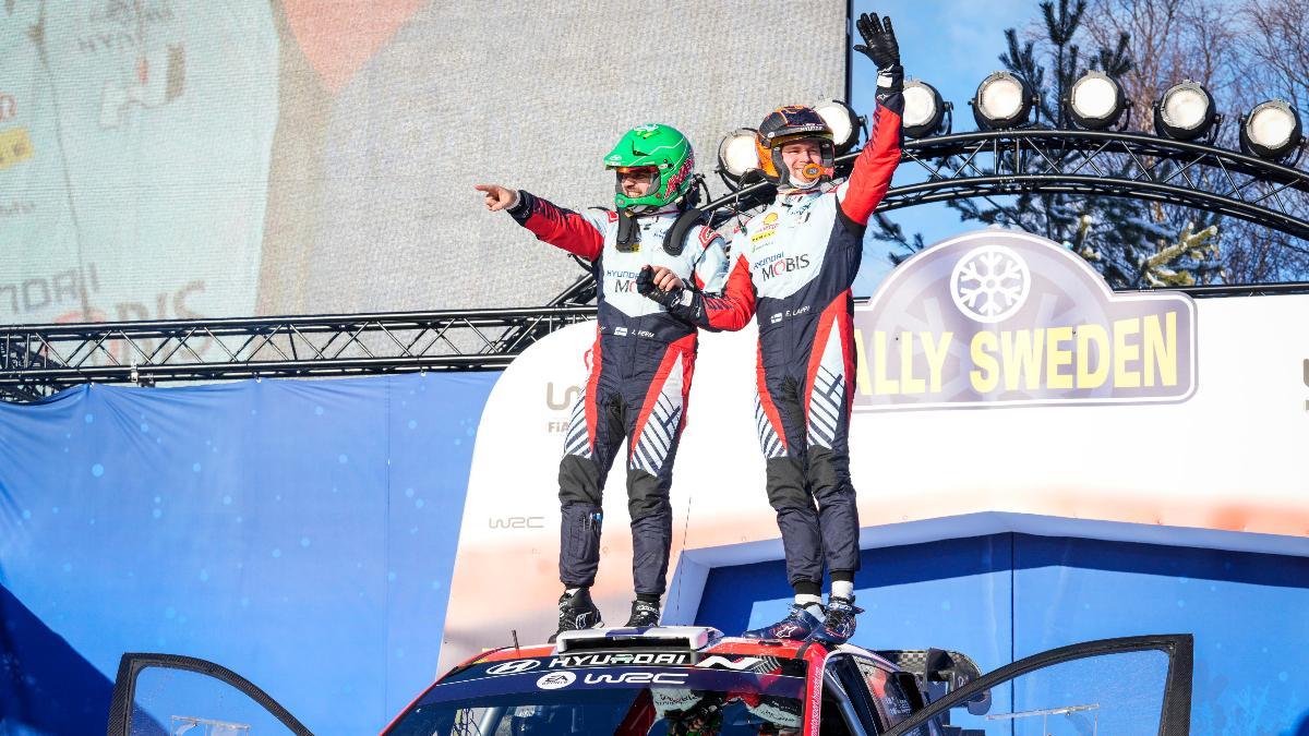 Esapekka Lappi y su copiloto Janne Ferm celebran el triunfo en el Rally de Suecia