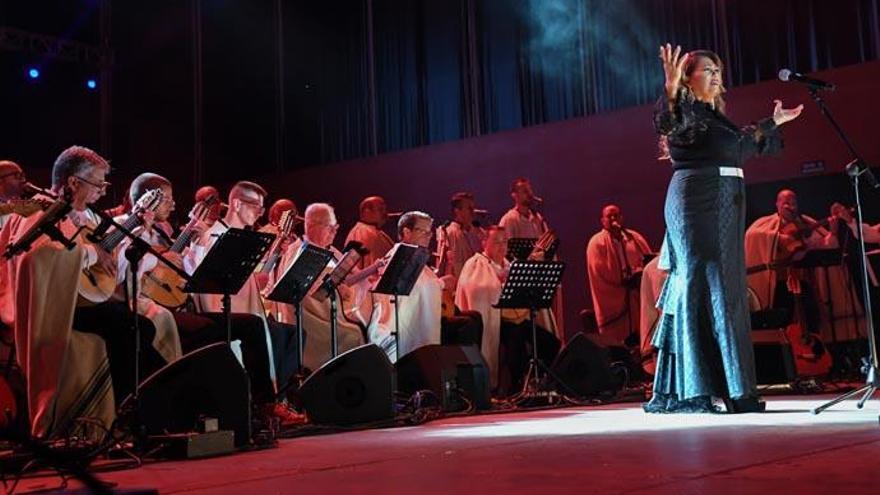 El Festival Sabandeño llena la plaza del Cristo de tradición canaria