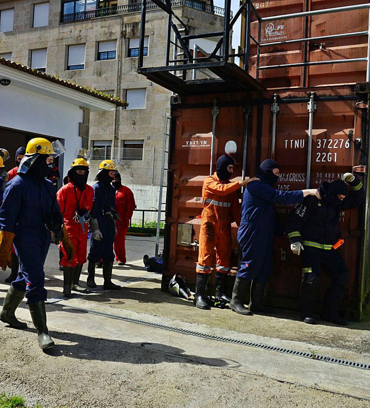 Una de las prácticas con fuego real realizadas en el recinto de la Náutica de Bueu. |   // F.O.