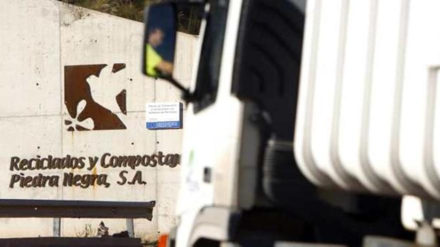 Un camión se dispone a entrar en la planta de residuos de Piedra Negra en Xixona.