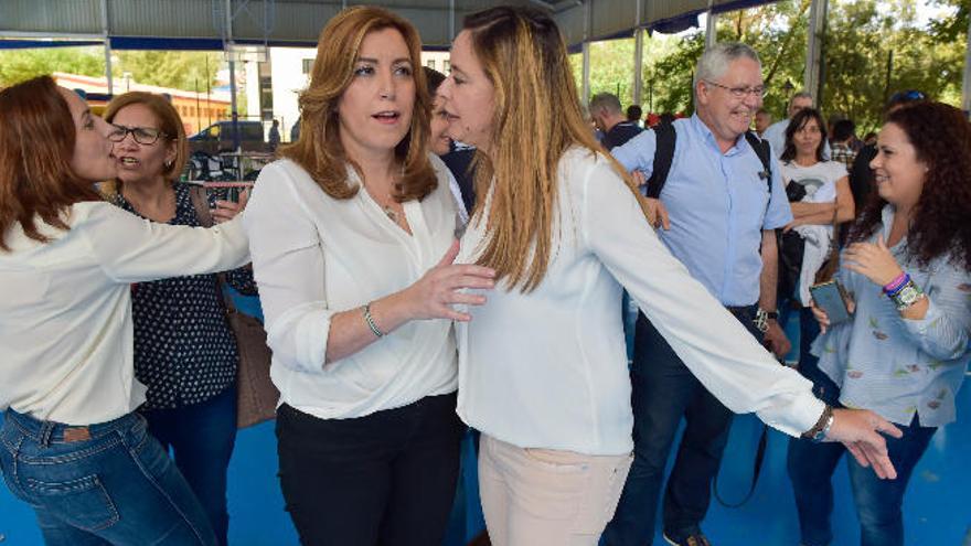 Susana Díaz (izquierda) y Dolores Corujo en la reciente visita de la líder andaluza a Canarias.