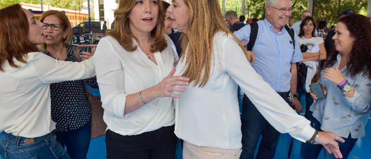 Susana Díaz (izquierda) y Dolores Corujo en la reciente visita de la líder andaluza a Canarias.