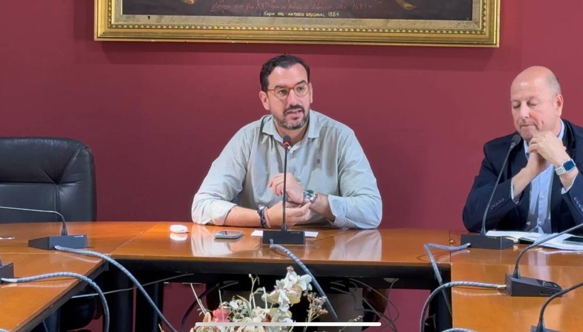 El concejal Claudio Guilabert y el gerente de la concesionaria, Luis Ángel Andreu