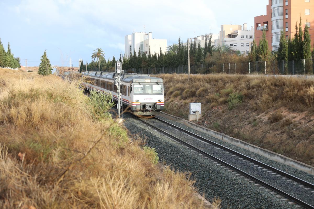 Tren cercanías a su paso por Altabix, en Elche