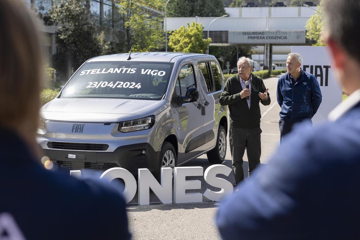 Javier Riera, micrófono en mano, junto a Ignacio Bueno y el coche 16 millones, una Fiat Doblò eléctrica