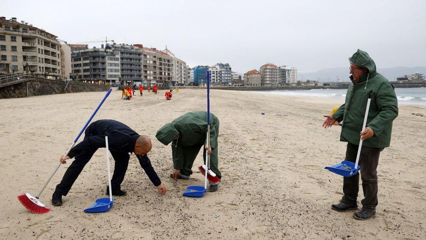 Los pellets de plástico llegan a las playas de Silgar, Canelas y Areas, en Sanxenxo