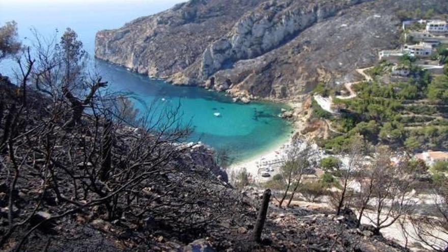 Moragues apunta a una «negligencia» como causa del fuego en La Granadella