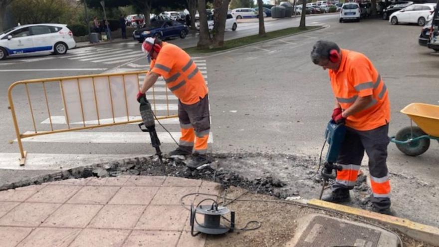 Operarios, ayer, en la zona de las actuaciones | L.O.