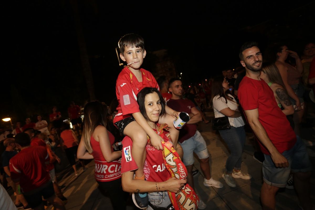 La Circular se llena para celebrar el ascenso del Real Murcia