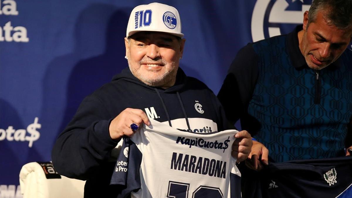 Maradona, al ser presentado como entrenador de Gimnasia.