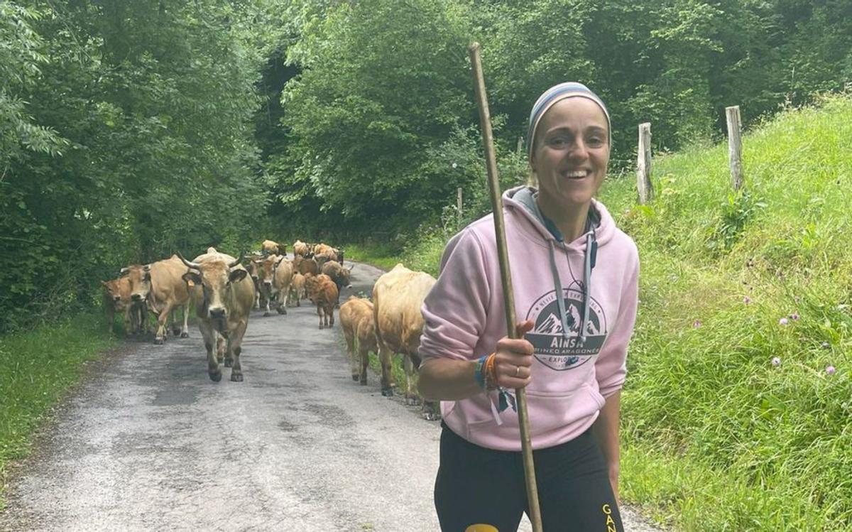 Lucía Velasco subiendo su ganado a Cerreo (Somiedo) para pasar el verano.