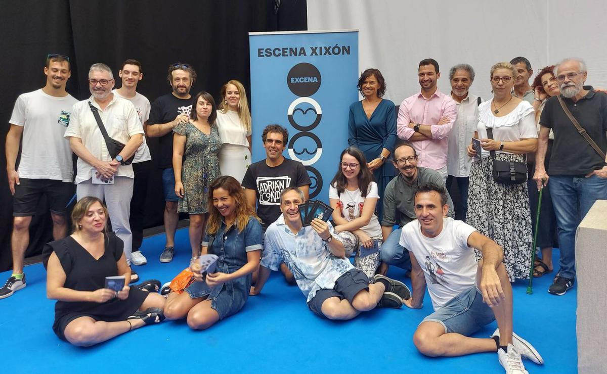 Por la izquierda, de pie, Martín Pérez, Luis Vigil, Juan Diego García, Roca Suárez, Marina Ramos, Jimena Rodríguez, Montserrat López Moro, Aitor Martínez, Manuel Pizarro, Martina Bueno, Mariano Alfonso, Carmen Tolivia y Filiberto Blanco. Agachados, por orden, Arantxa Fernández, María Piquero, Adrián Conde, Carlos Dávila, Mónica Jivanescu, Miguel García y Javier Vicario, este miércoles, en el Antiguo Instituto. | S. G.