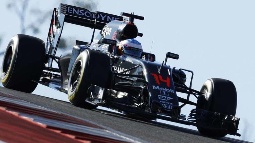 Fernando Alonso pilota su McLaren en el circuito de Austin. // Larry W. Smith