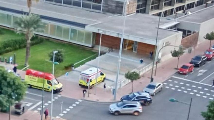 Vista aérea del dispositivo por el fallecimiento de un hombre en la Piscina Provincial.