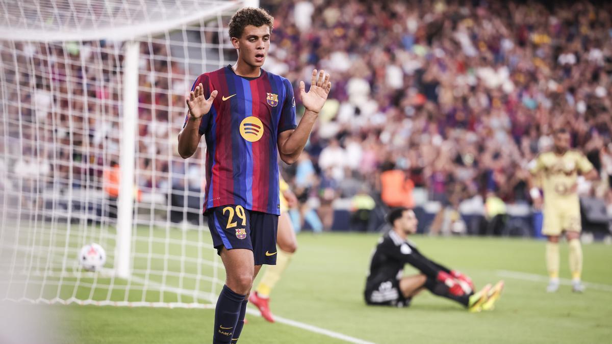 El Barça gana un tórrido Gamper que acaba a guantazos en la grada