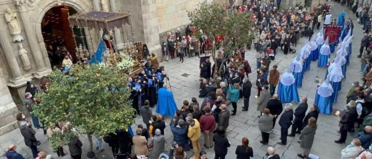 Cientos de personas asisten a la salida de la procesión de la Virgen de los Dolores en la calle Real. |   // G.N.